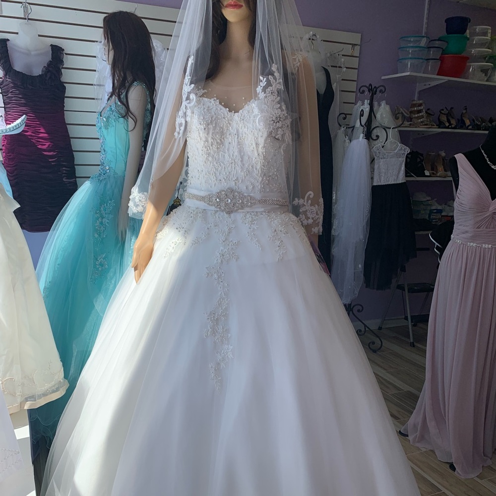 Pretty wedding dress size 12 Ivory